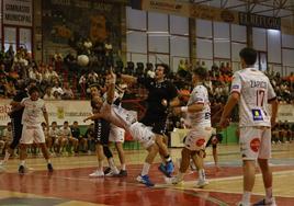 Borja Lombilla, capitán del Bathco Torrelavega, dispara a puerta en la semifinal ante Ademar.