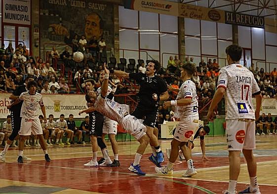 Borja Lombilla, capitán del Bathco Torrelavega, dispara a puerta en la semifinal ante Ademar.