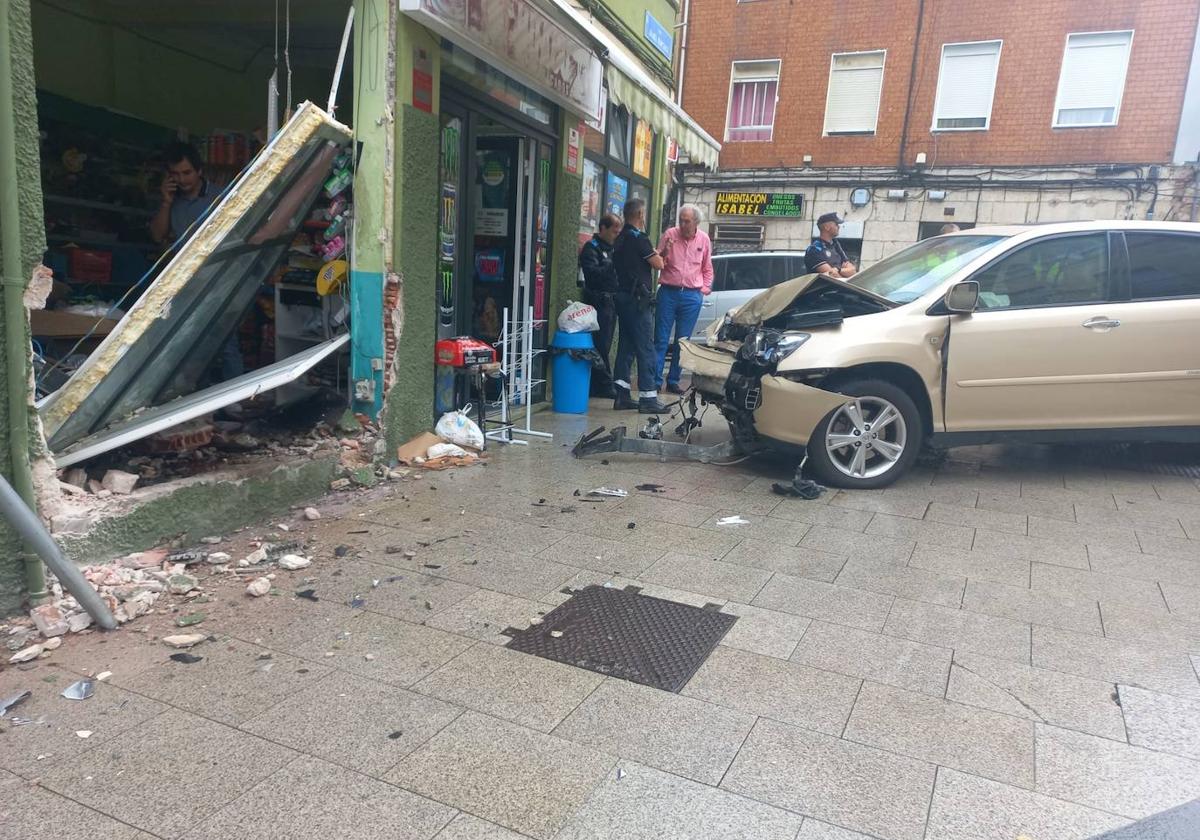 Imagen del estado en el que ha quedado el vehículo y la tienda tras el accidente.