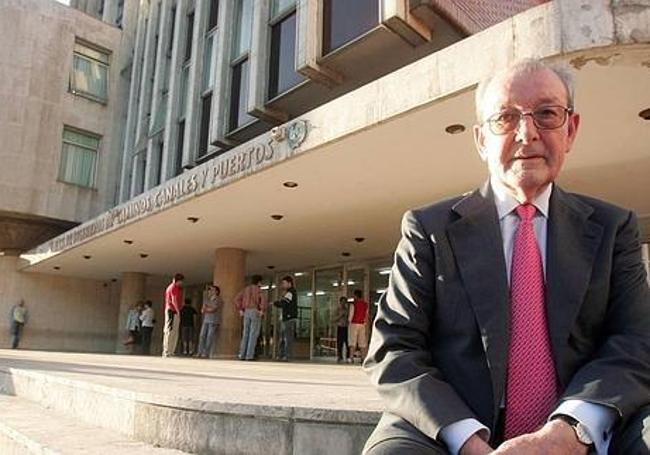 José Calavera en una visita a la escuela de Caminos de Santander.