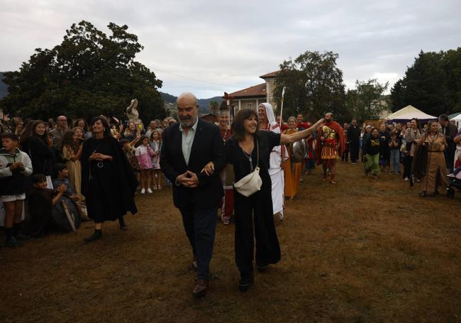 Los actores a su llegada al templo de Jano