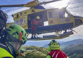 El equipo del helicóptero del Gobierno durante la intervención de rescate del espeleólogo francés que falleció en Soba.