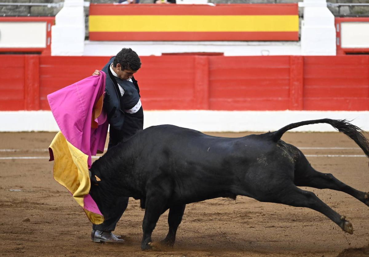 Hugo de Juana, durante el quite realizado por gaoneras.