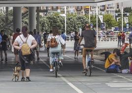 Carril bici bajo el Centro Botín, en el Paseo Marítimo de Santander.