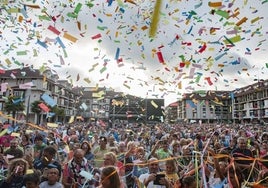 Público disfrutando del pregón en una edición pasada de las fiestas de Noja.