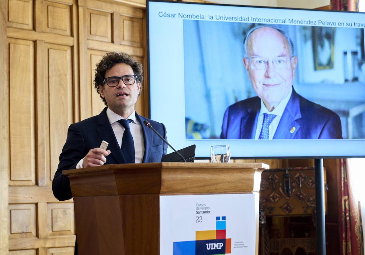 César Nombela Arrieta, hijo del homenajeado, trazó un emocionado perfil del rector, de su vínculo con la UIMP, del padre y del investigador.