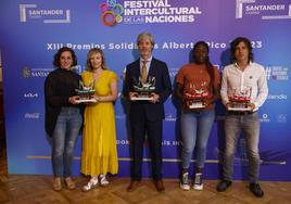 Desde la izquierda, Esther Sasian y Maybe Arce, del proyecto Ecotierruca; el director gerente de la entidad Padre Menni, Carlos Pajares; la deportista Andrea Tankeu y el cantante Rulo posan con los galardones