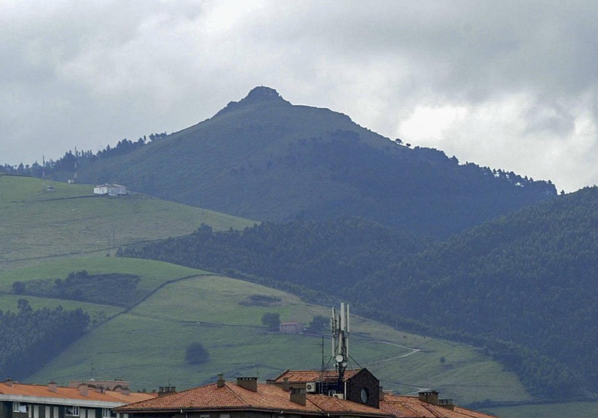 Vista de La Montaña, con el monte Dobra al fondo.