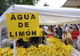 Uno de los puestos de venta de limones del festival solidario celebrado en agosto.