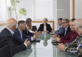 Un momento de la reunión del nuevo consejo, con la consejera de Turismo al frente.