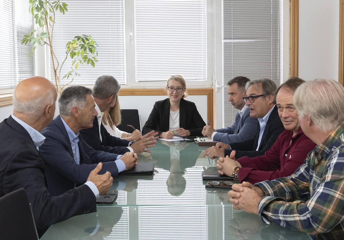 Un momento de la reunión del nuevo consejo, con la consejera de Turismo al frente.