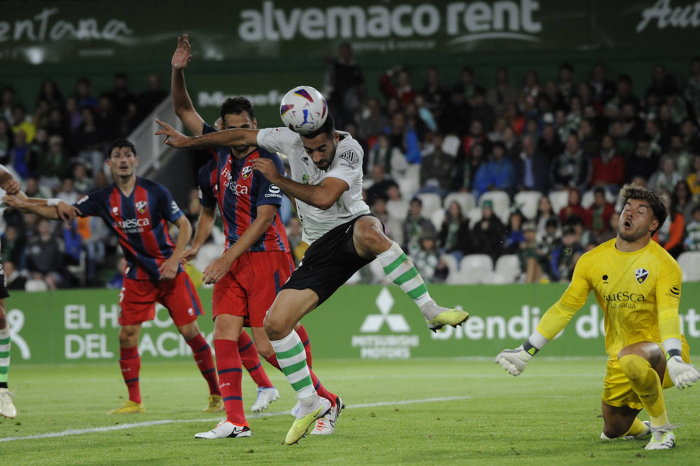 Rubén Alves cabecea el balón para rematar a portería. 