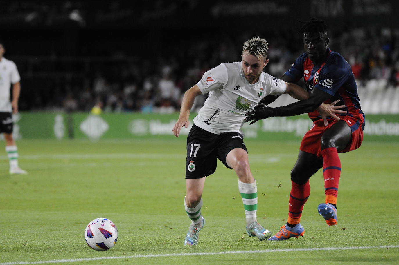 Peque trata de controlar el balón mientras Obeng intenta impedírselo. 