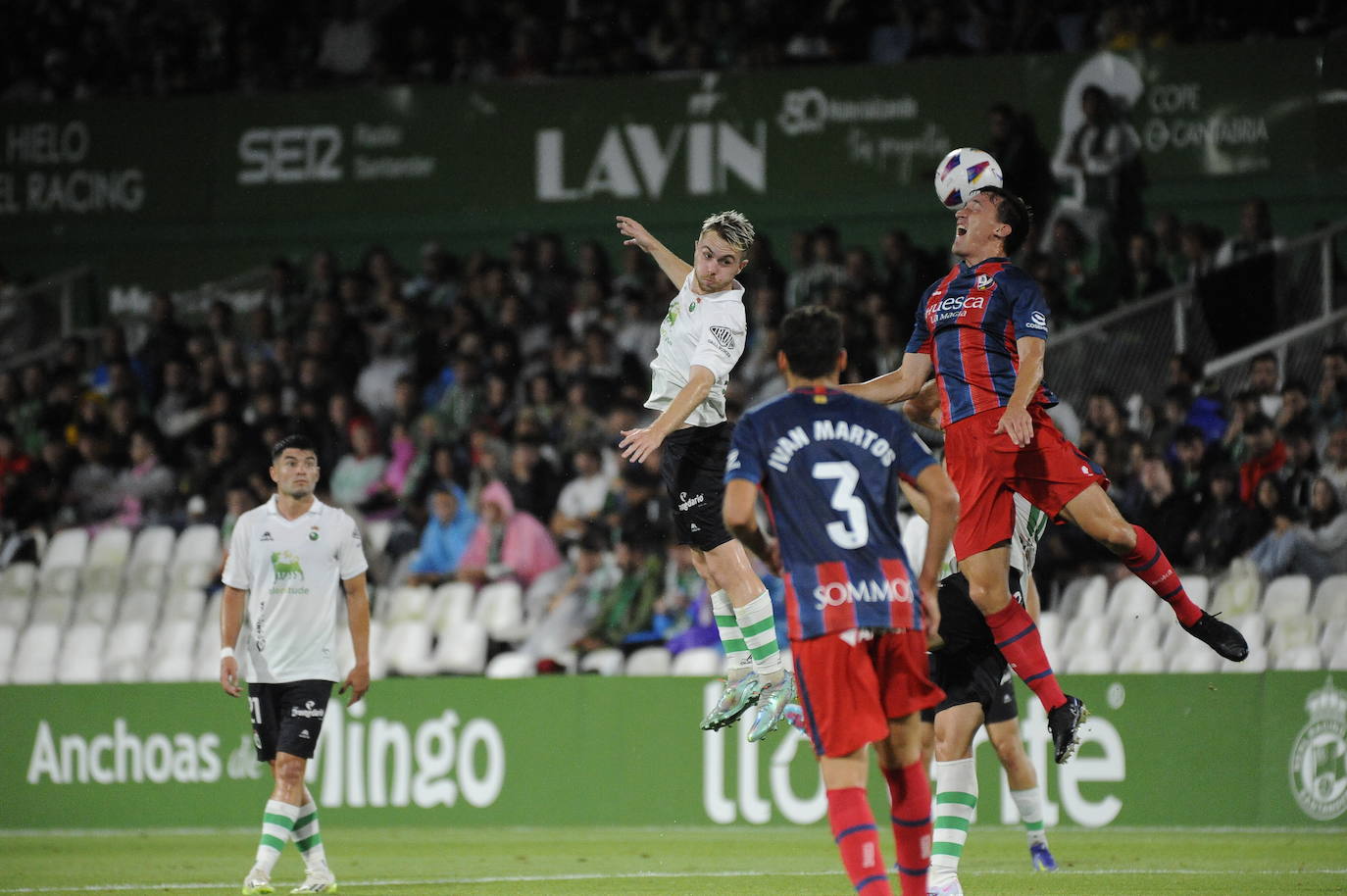Peque, en un salto con Martos para hacerse con la pelota.