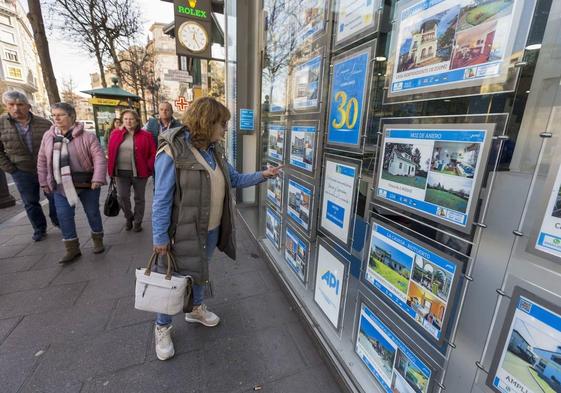 Una inmobiliaria del centro de Santander muestra en su escaparate la oferta de pisos en alquiler.