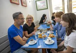 La familia Fuentes. José, Elena, Elena y Anastasia (desde la izquierda) desayunan chocolate con churros en Áliva.