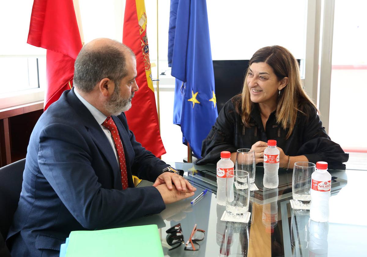 Rubén Calderón, rector de Uneatlántico, y María José Sáenz de Buruaga, presidenta de Cantabria, durante la reunión mantenida.