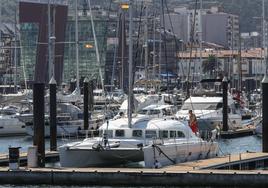 Imagen del puerto deportivo de Laredo, repleto de embarcaciones.