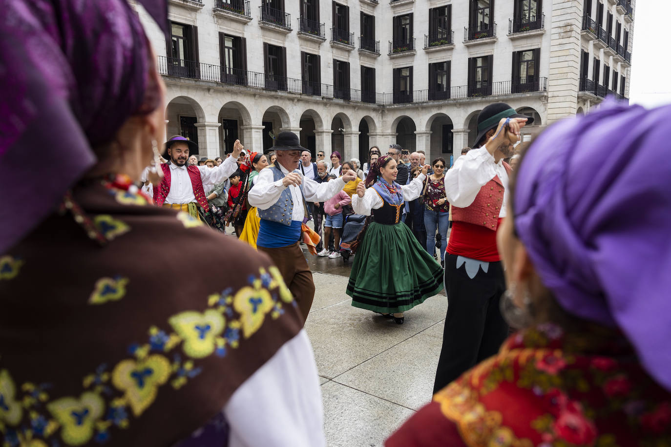 Los integrantes de Coros y Danzas de Santander, ataviados con los trajes regionales, bailando en La Porticada.