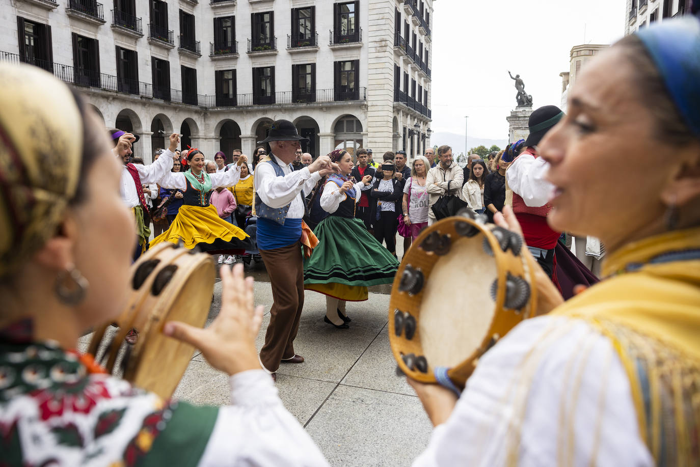 Pese a que la mañana no era soleada, decenas de personas se han congregado en La Porticada para ver a los integrantes de Coros y Danzas de Santander.