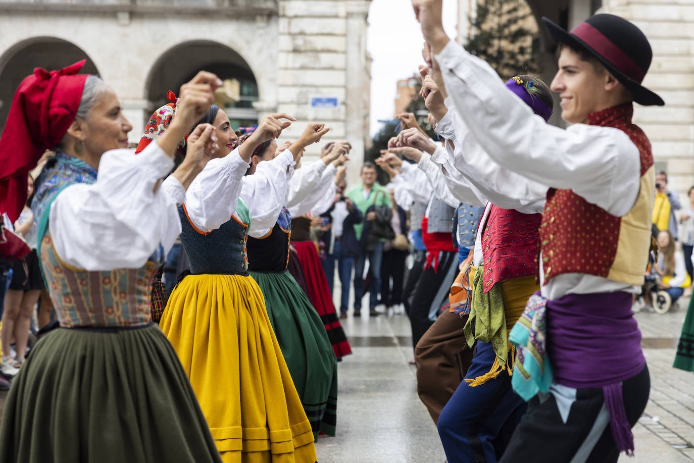 Tras la celebración religiosa, los integrantes de Coros y Danzas de Santander, ataviados con los trajes regionales, han ofrecido un espectáculo de música y baile tradicional en La Porticada.