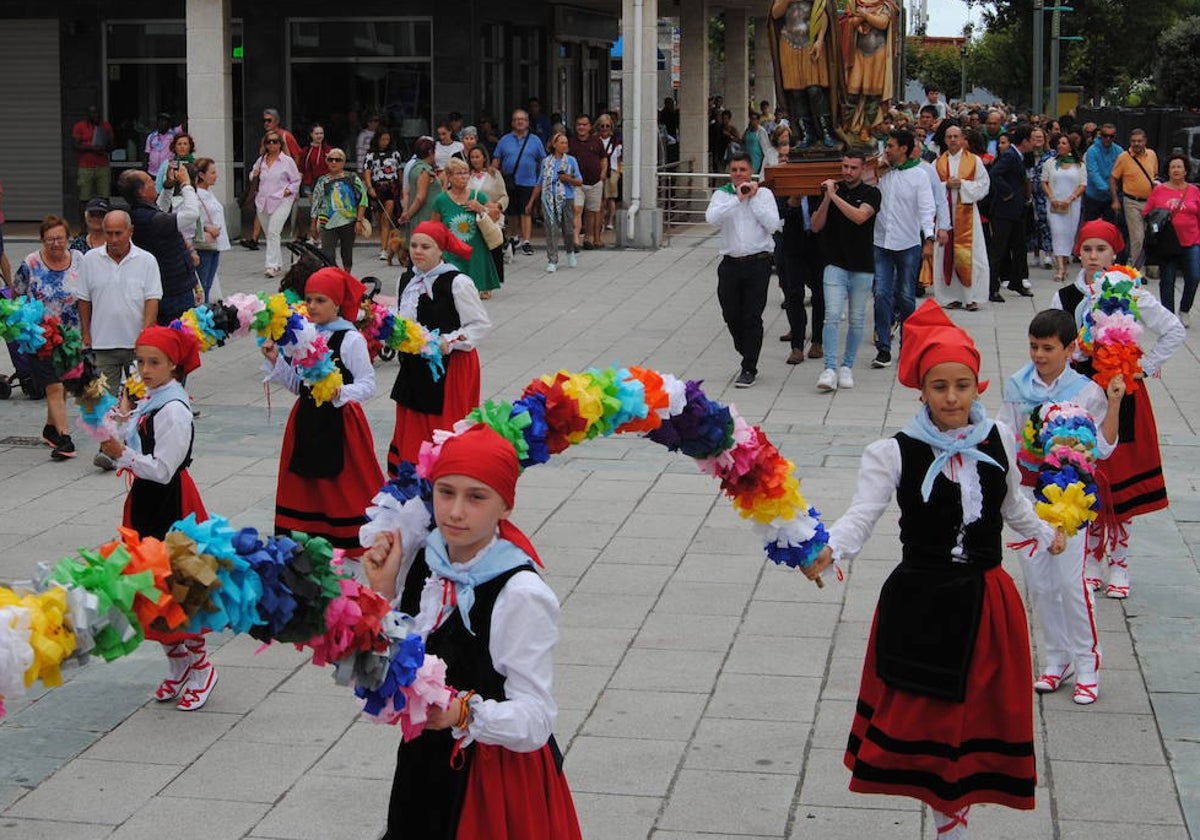 Noja celebra su día grande con la procesión de los Santos Mártires.