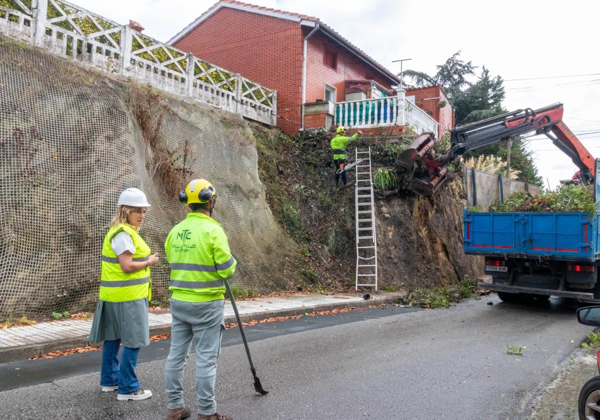 La alcaldesa supervisando los trabajos, desarrollados esta semana en el talud de la vivienda.