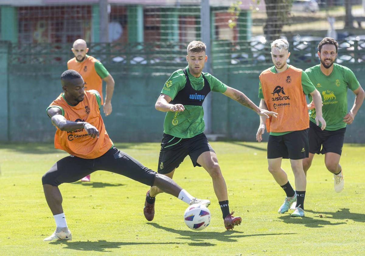 Mirapeix, en un entrenamiento, pugna con otro de los futbolistas que ha salido de la plantilla: Cedric.