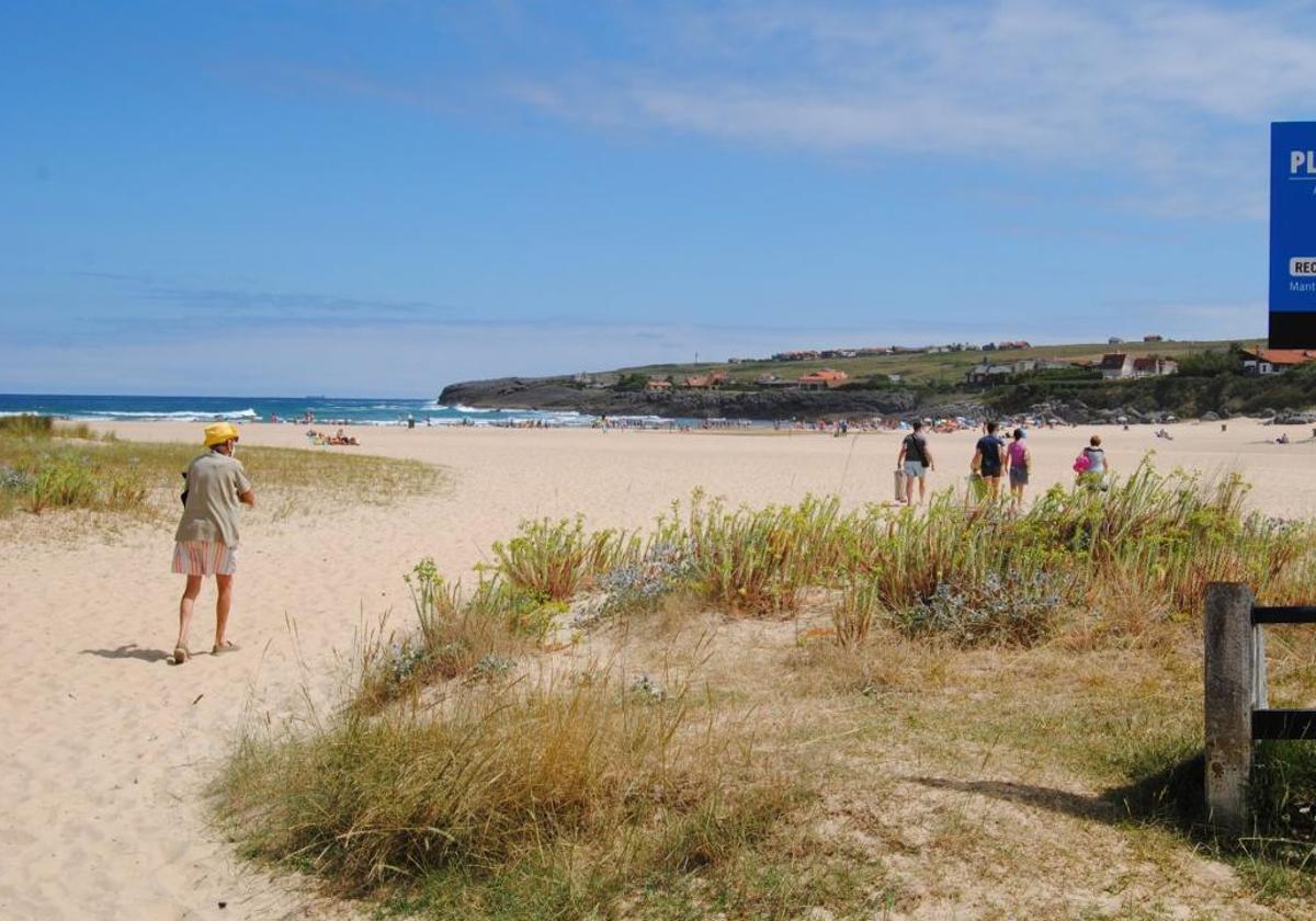 Acceso a la playa de Cuberris.