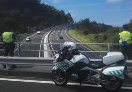 Dos agentes de Tráfico vigilan las carreteras cántabras.