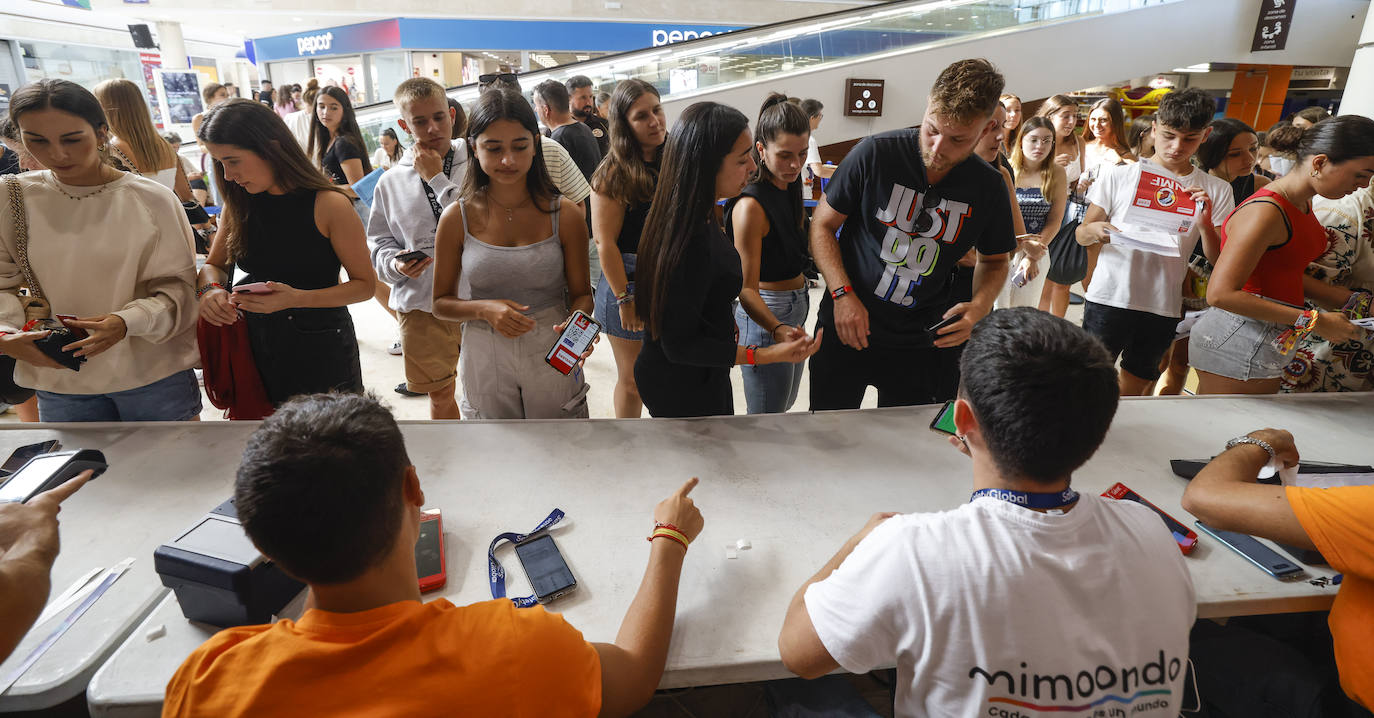 Los organizadores del evento comenzando a entregar las pulseras de acceso