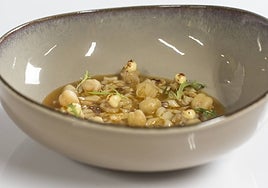 Un guiso meloso de calles de bacalao con garbanzos que firma Ignacio Solana.