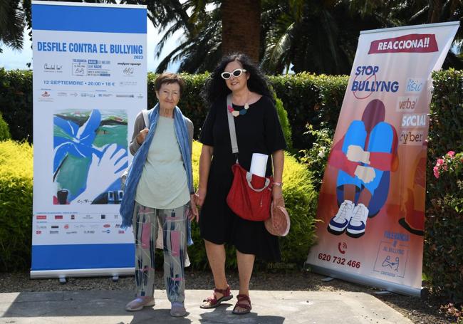 El cartel ha sido realizadp por la artista Gloria Torner a partir de la obra titulada 'Mano amiga'. En la imagen, junto a su hija, la también artista Gloria Pereda.