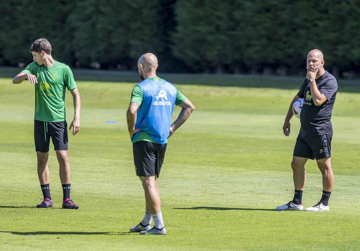 José Alberto, durante un entrenamiento en La Albericia, junto a Iván Morante y Ekain.