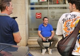 El regidor José Carlos Lavín sentado en las puertas de la consejería de Salud en la calle Federico Vial.