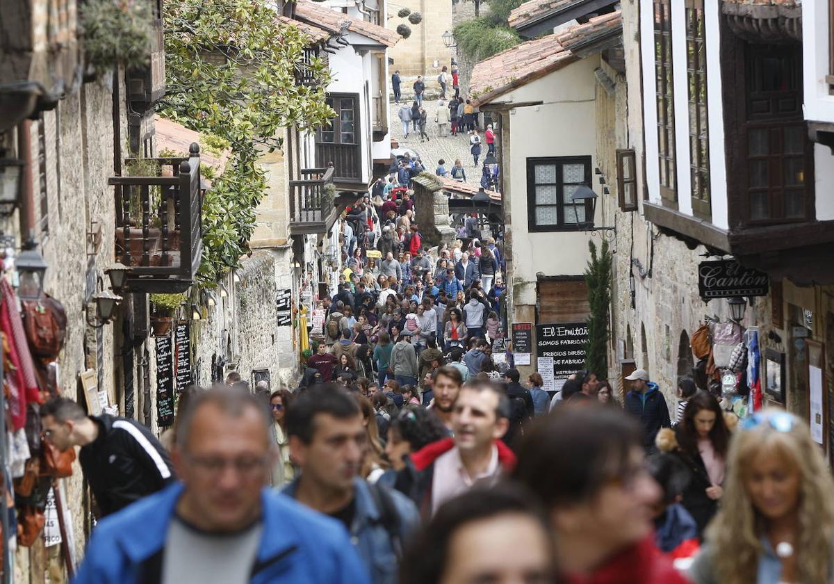 Santillana del Mar es uno de los grandes reclamos del turismo cántabro, una circunstancia que provoca que en ocasiones llegue a masificarse por la afluencia de miles de visitantes.