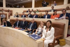 María José Sáenz de Buruega, con su Gobierno, en el Parlamento autonómica.