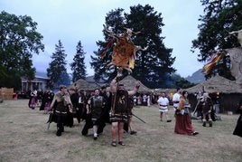 Una de las tribus cántabras, en la recreación del poblado.