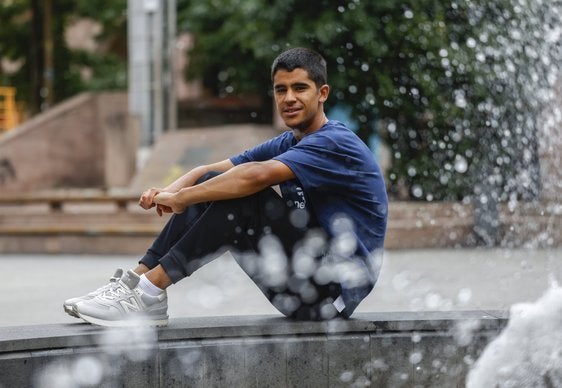 Mohamed Attaoui posa en la plaza Mayor de Torrelavega, donde pasa unos días de descanso. Su temporada aún no ha acabado.