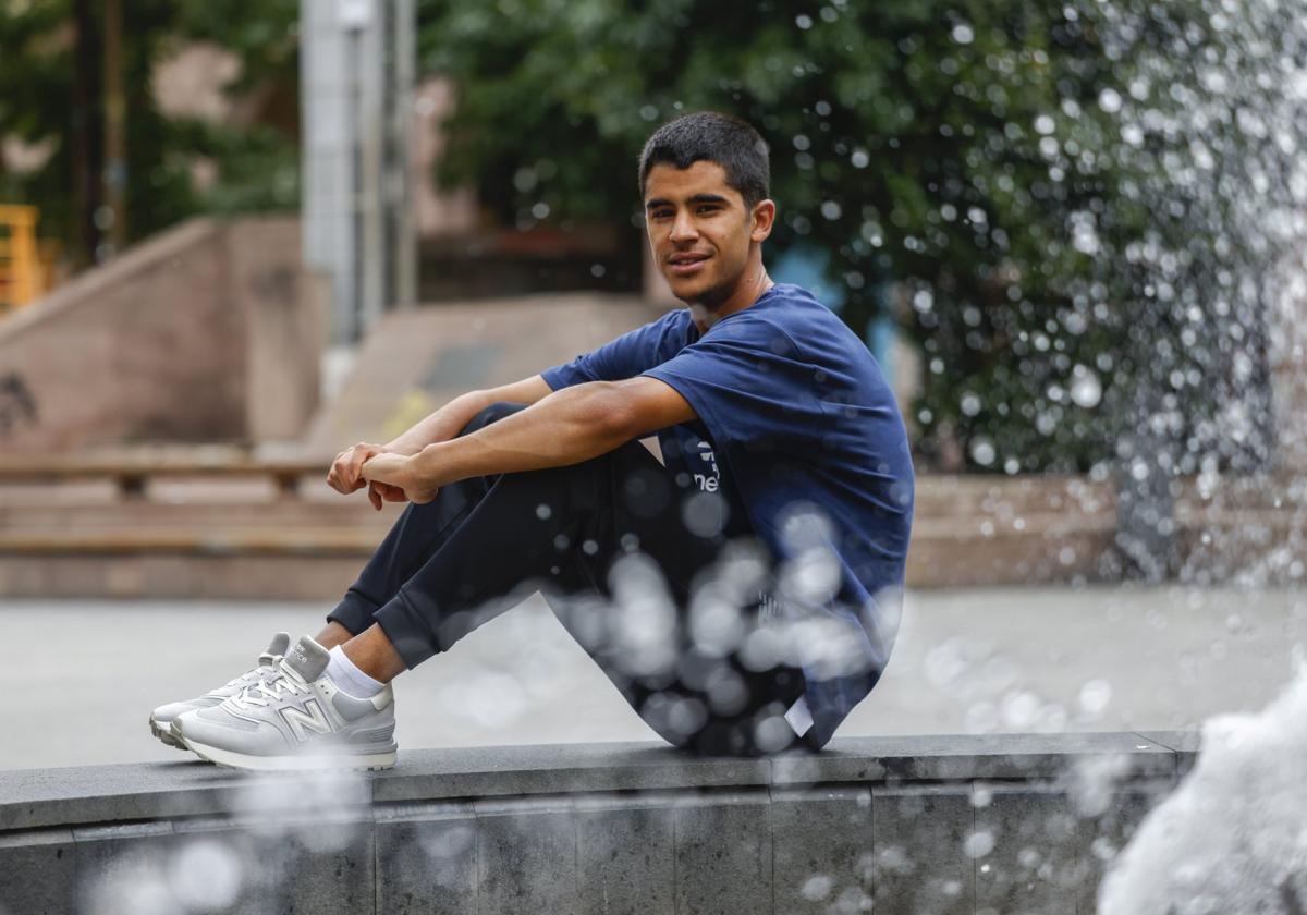 Mohamed Attaoui posa en la plaza Mayor de Torrelavega, donde pasa unos días de descanso. Su temporada aún no ha acabado.