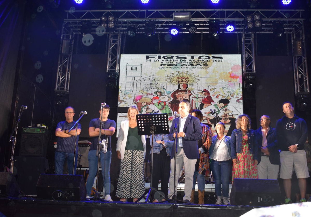 El alcalde, Carlos Caramés, durante el pregón de las fiestas Virgen de Vioño celebrado este viernes noche.