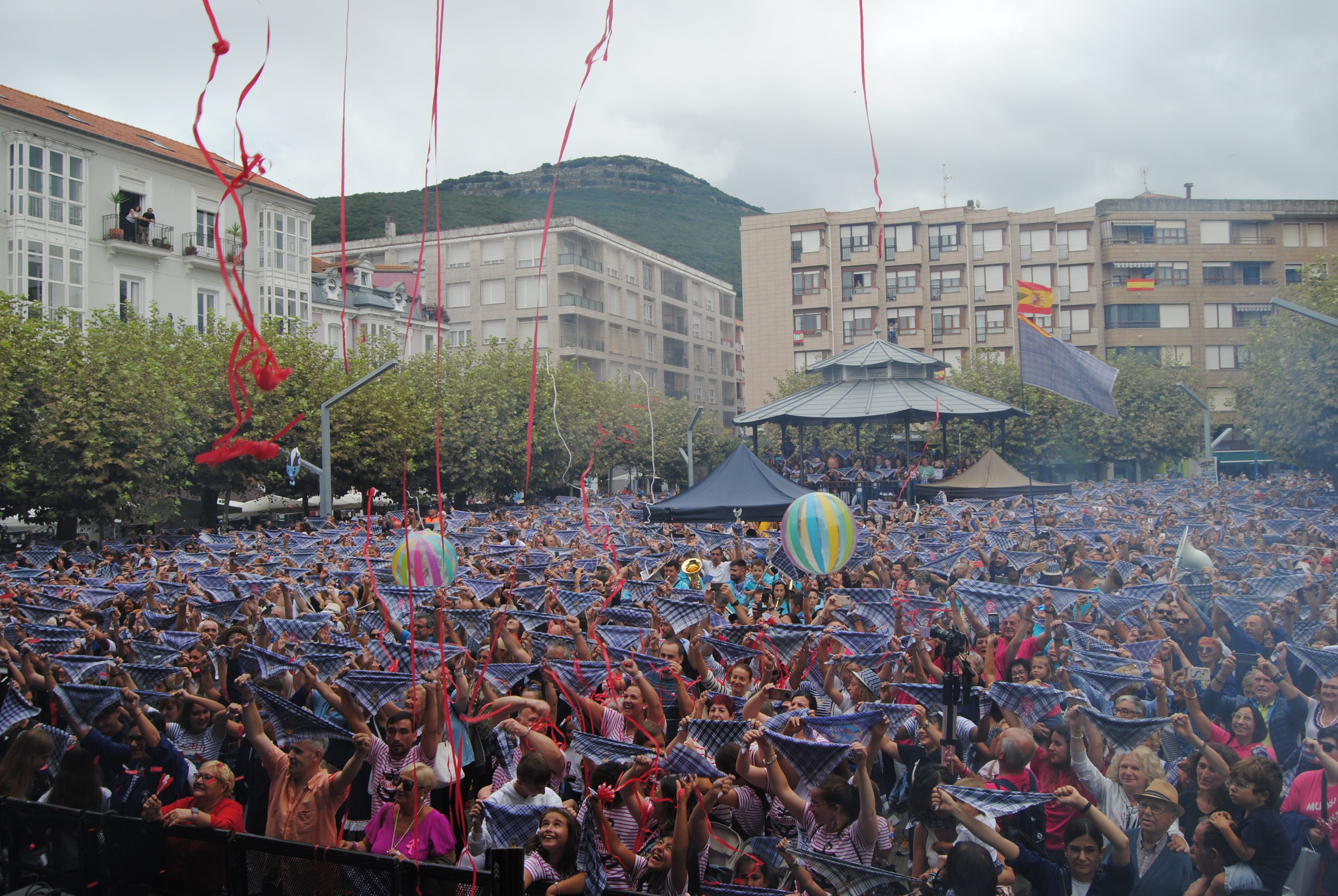 La multitud  ha colocado los pañuelos marineros en alto para entonar el himno local