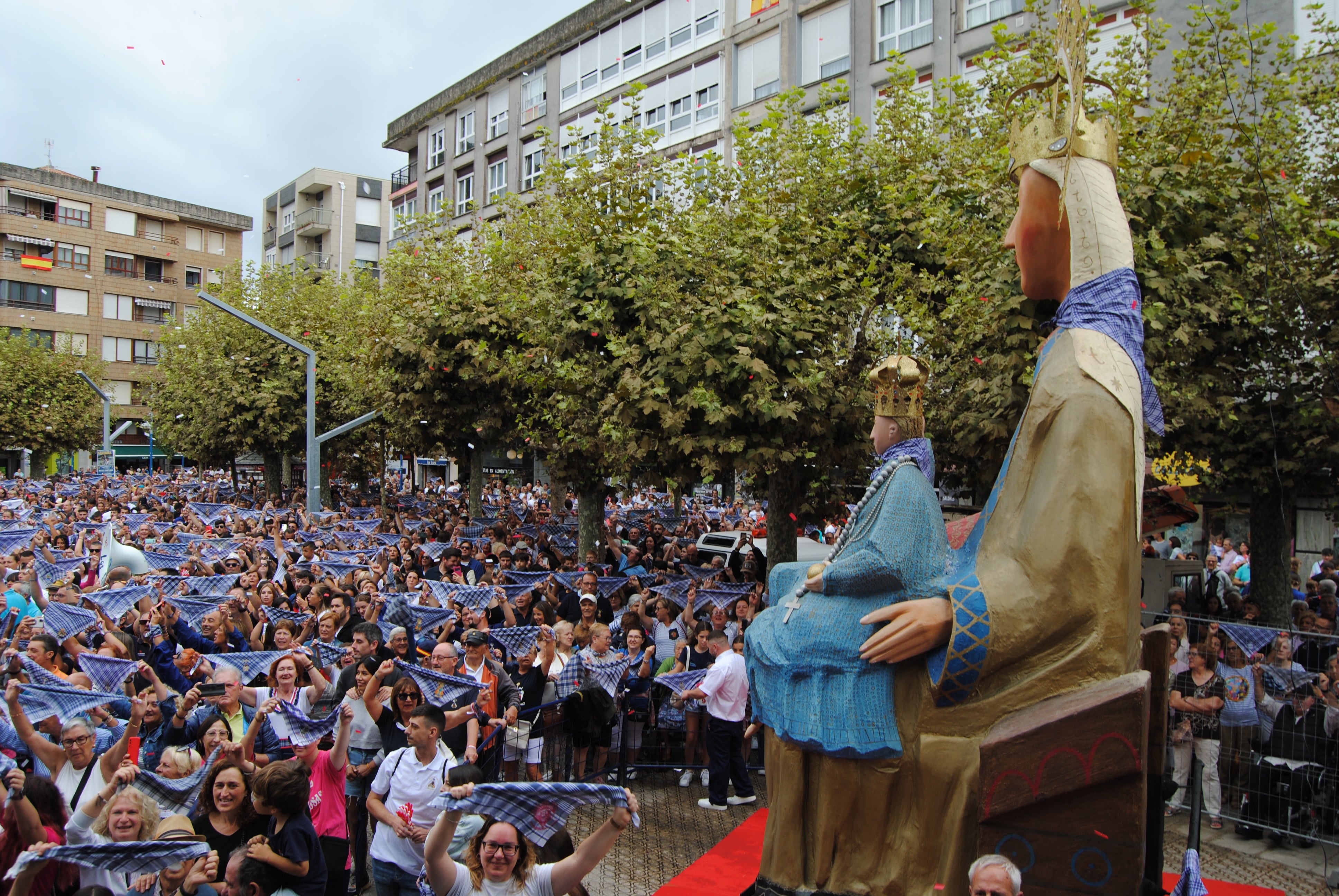 Una imagen gigante de la Patrona ha presidido , desde un lateral, la plaza y ha sido la primera en  lucir al cuello el pañuelo festivo.