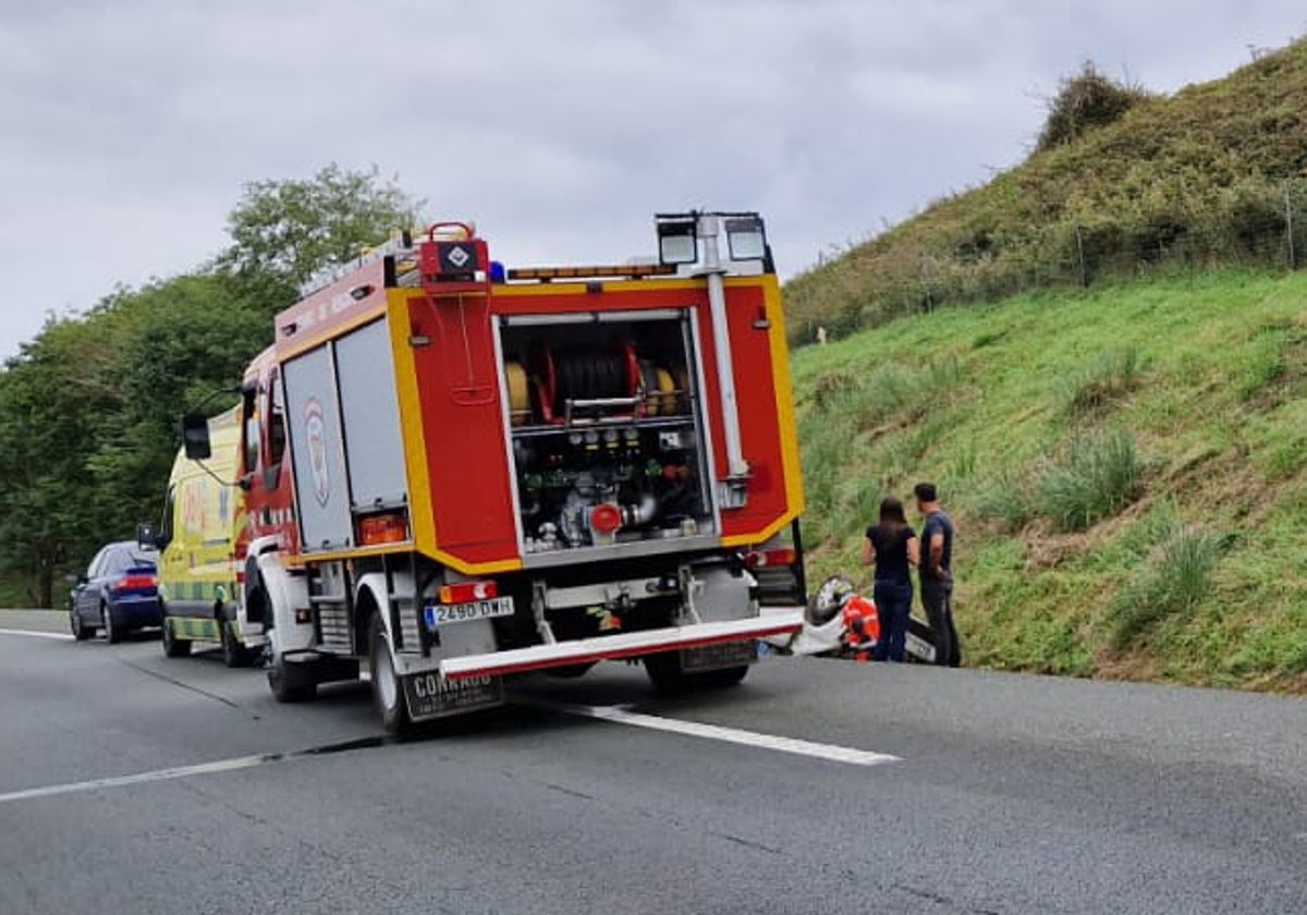 Un coche ha volcado a la altura de Gornazo en la A-67 dirección a Santander.