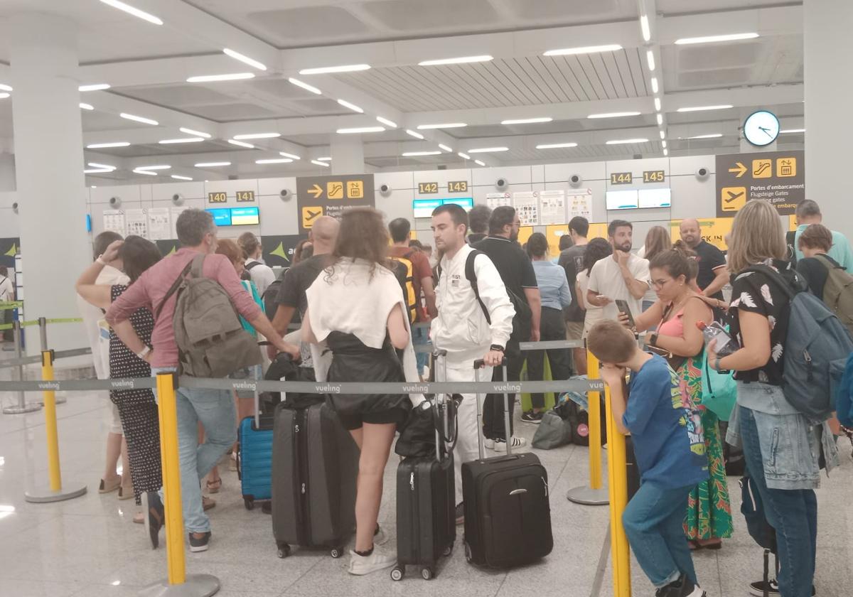 Pasajeros del vuelo en la zona de facturación a la espera de que les informen.