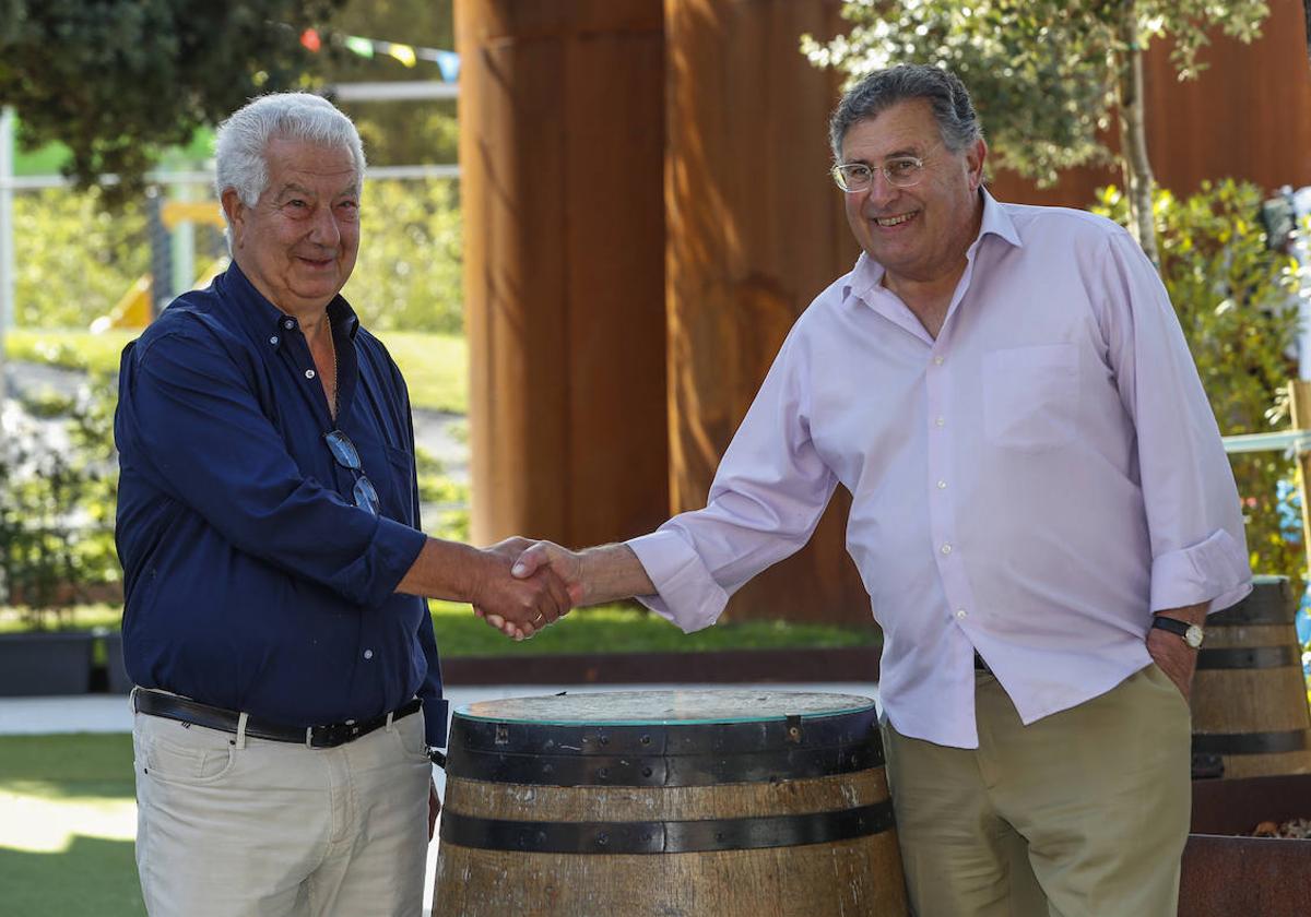 Evaristo Domínguez, alcalde de Meruelo, y Francisco Asón, alcalde de Ribamontán al Mar, posan en la terraza de un local de Somo.