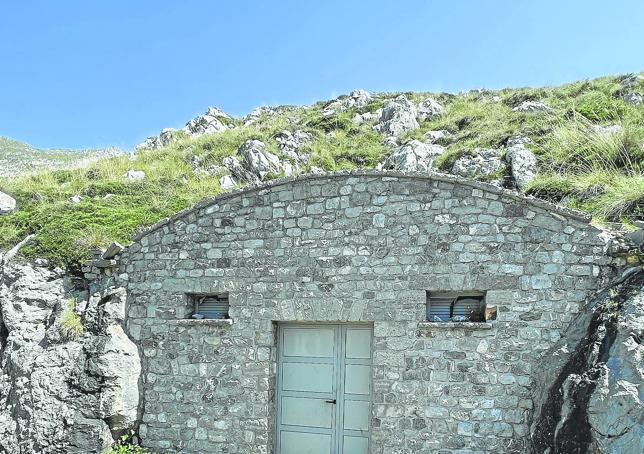 Boca de la cueva Cerréu, que da nombre al queso, en las próximidades del pequeño pueblo de Tresviso.