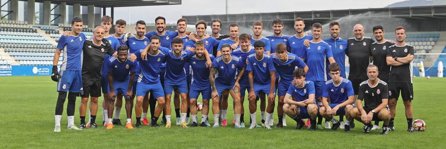 La plantilla de la Gimnástica posa en El Malecón. Aunque el primer objetivo es la permanencia, los blanquiazules quieren mirar a la zona noble de la Liga.