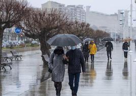 La lluvia pone cara de otoño al final del verano cántabro.