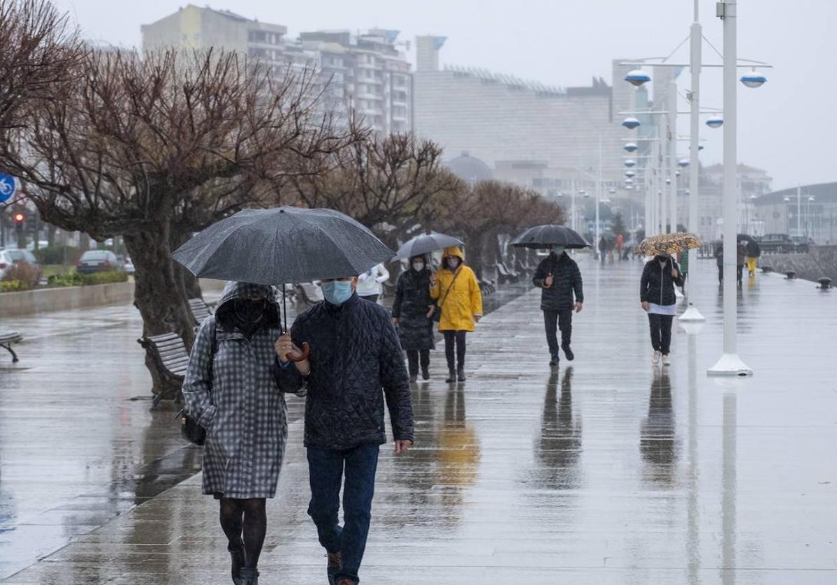 La lluvia pone cara de otoño al final del verano cántabro.